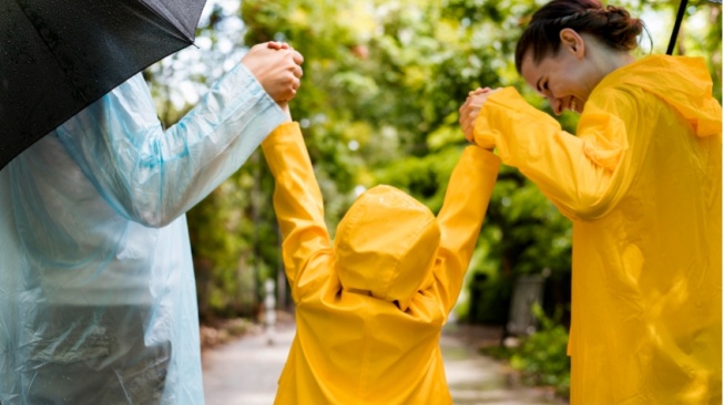 Apakah Indomaret Jual Jas Hujan? Cek Dulu, Biar Gak Panik saat Mendadak Kehujanan