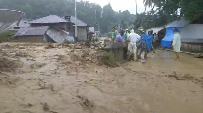 Danau Maninjau Sumbar Diserbu Longsor dan Banjir Bandang: Akses Jalan Amblas, Banyak Rumah Tersapu!