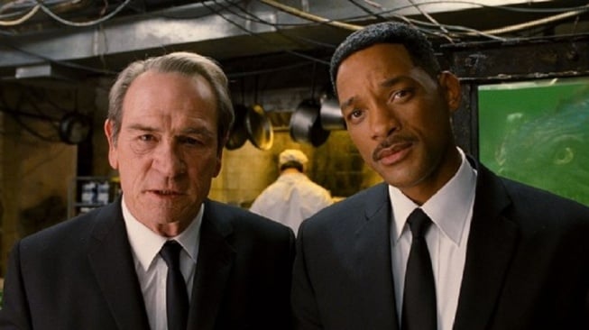Men in Black 3 yang dibintangi Will Smith, Tommy Lee Jones, dan Josh Brolin akan tayang Kams (27/11/2025) malam ini pukul 21.00 WIB di Trans TV. [YouTube]