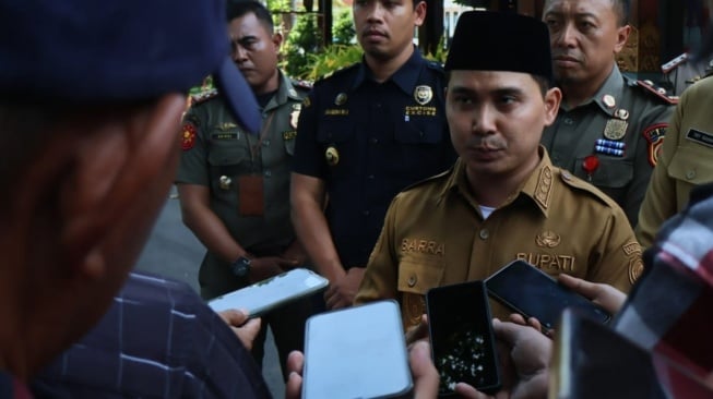 Bupati Mojokerto, Muhammad Albarraa dalam sebuah wawancara. (Dok: Pemkab Mojokerto)