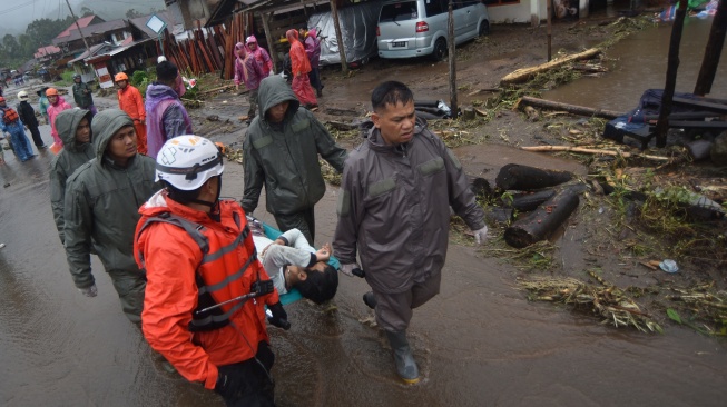 Petugas SAR gabungan mengevakuasi korban longsor di Toboh Tangah, Nagari Malalak Timur, Agam, Sumatera Barat, Kamis (27/11/2025). [ANTARA FOTO/Iggoy el Fitra/YU]