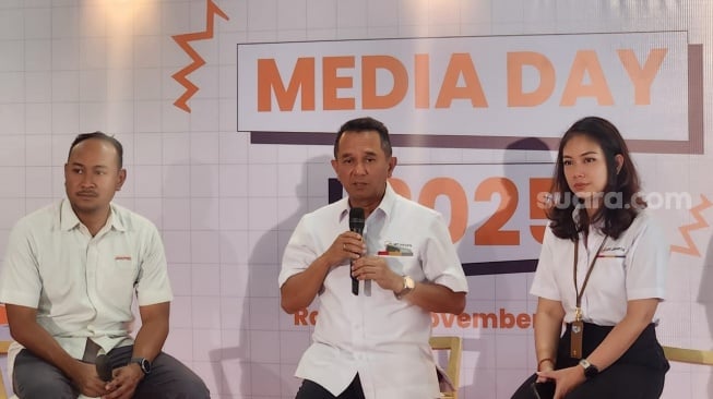 Direktur Utama PT LRT Jakarta, Roberto Akyuwen (tengah). [Suara.com/Fakhri Fuadi Muflih].