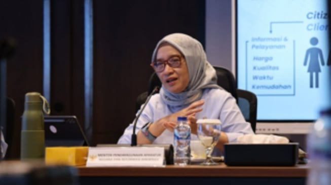 Menteri PANRB Rini Widyantini dalam rapat koordinasi dengan Menko Infrawil  Agus Harimurti Yudhoyono, di Kantor Kemenko Infrawil, Rabu (26/11/2025) (Dok: KemenpanRB)