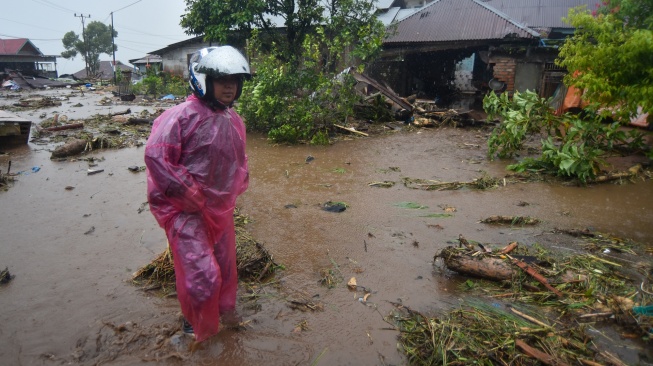 Warga melintas jalan pasca longsor di Toboh Tangah, Nagari Malalak Timur, Agam, Sumatera Barat, Kamis (27/11/2025). [ANTARA FOTO/Iggoy el Fitra/YU]