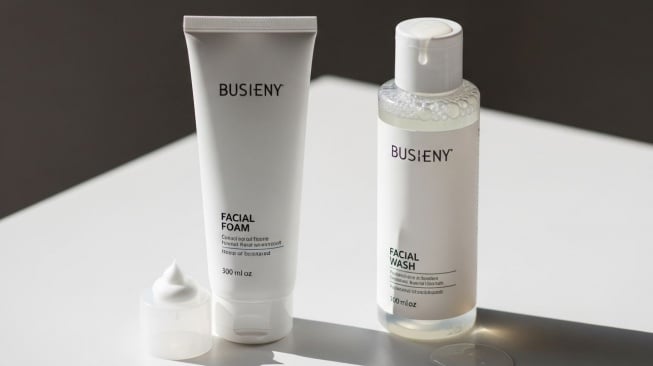 Ilustrasi Facial Wash dan Facial Foam. (Google AI Studio)