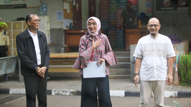 Mantan Dirut PT ASDP Indonesia Ferry Persero, Ira Puspadewi (tengah) bersama Muhammad Yusuf Hadi (kiri) dan Harry Muhammad Adhi Caksono (kanan) berjalan keluar dari gedung Rutan KPK di kawasan Kuningan, Jakarta, Jumat (28/11/2025). [Suara.com/Alfian Winanto]
