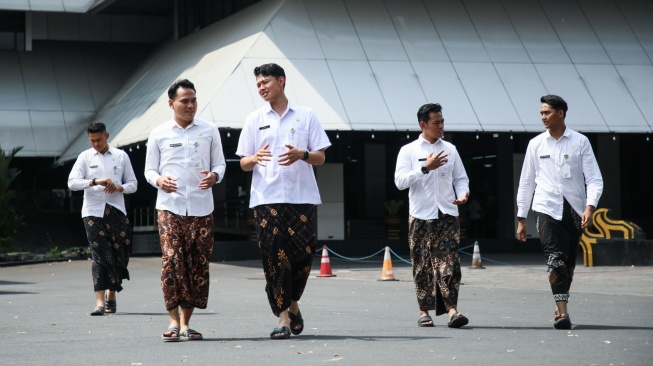 Dongkrak Pengembangan UMKM, Kebijakan Memakai Sarung Batik di Pemprov Jateng Menuai Apresiasi