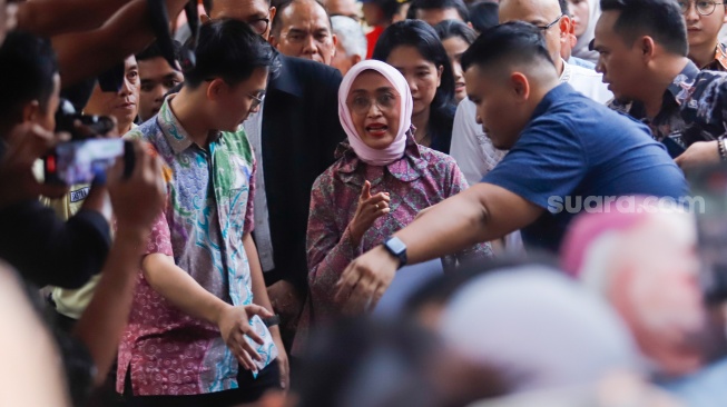 Mantan Dirut PT ASDP Indonesia Ferry Persero, Ira Puspadewi (tengah) berjalan keluar dari gedung Rutan KPK di kawasan Kuningan, Jakarta, Jumat (28/11/2025). [Suara.com/Alfian Winanto]
