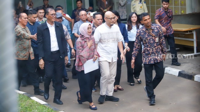 Mantan Dirut PT ASDP Indonesia Ferry Persero, Ira Puspadewi (tengah) bersama Muhammad Yusuf Hadi (kiri) dan Harry Muhammad Adhi Caksono (kanan) berjalan keluar dari gedung Rutan KPK di kawasan Kuningan, Jakarta, Jumat (28/11/2025). [Suara.com/Alfian Winanto]