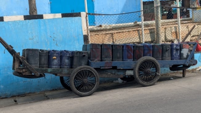 Gerobak pedagang air olahan yang biasa diserbu warga Muara Angke untuk mendapat air bersih. [Suara.com/Adiyoga]