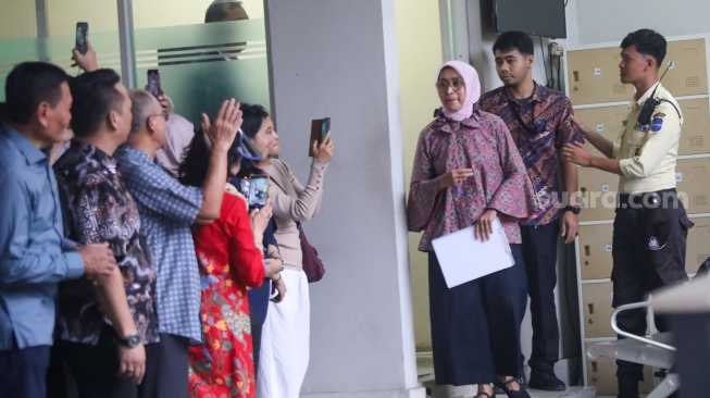 Mantan Dirut PT ASDP Indonesia Ferry Persero, Ira Puspadewi berjalan keluar dari gedung Rutan KPK di kawasan Kuningan, Jakarta, Jumat (28/11/2025). [Suara.com/Alfian Winanto]