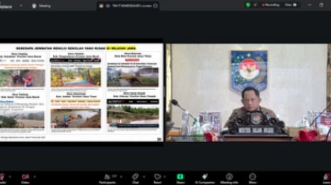 Rapat hybrid dari Kantor Pusat Kementerian Dalam Negeri (Kemendagri), Jakarta, Jumat (28/11/2025) (Dok: Kemendagri)