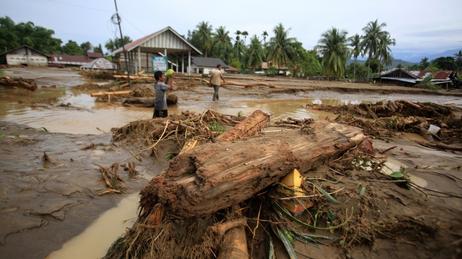 Warga menyaksikan sejumlah rumah rusak tertimbun lumpur dan sampah kayu pascabanjir bandang di Desa Manyang Cut, Kecamatan Mereudu, Kabupaten Pidie, Aceh, Kamis (27/11/2025). [ANTARA FOTO/Ampelsa/foc]
