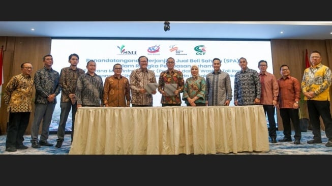 Direktur Utama Waskita Karya Muhammad Hanugroho menyaksikan Penandatanganan Perjanjian Jual Beli Saham (SPA) didampingi Direktur Business Strategic, Portfolio, & Human Capital Waskita Karya Rudi Purnomo di Jakarta, Jumat (28/11/2025) (Dok: Waskita Karya)