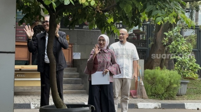 Lambaian Tangan Penuh Arti Ira Puspadewi Usai Resmi Bebas Berkat Rehabilitasi