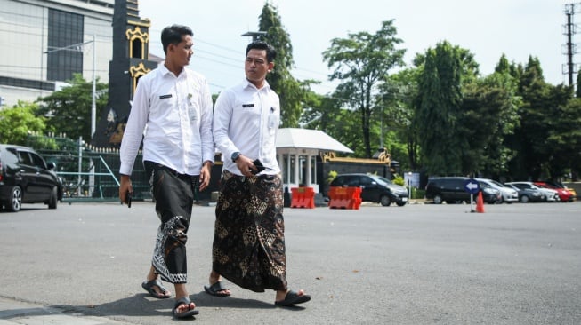 Sejumlah pegawai pemprov jateng menggunakan sarung saat bekerja. [Dok Humas]