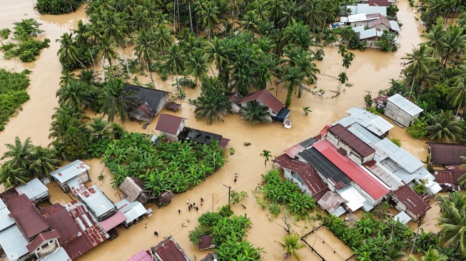 Foto udara permukiman penduduk yang terendam banjir di Desa Teupin Peuraho, Arongan Lambalek, Aceh Barat, Aceh, Kamis (27/11/2025). [ANTARA FOTO/Syifa Yulinnas/foc]