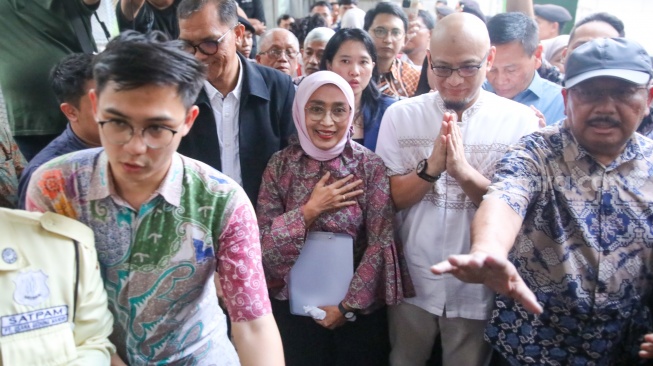 Mantan Dirut PT ASDP Indonesia Ferry Persero, Ira Puspadewi (tengah) bersama Muhammad Yusuf Hadi (kiri) dan Harry Muhammad Adhi Caksono (kanan) berjalan keluar dari gedung Rutan KPK di kawasan Kuningan, Jakarta, Jumat (28/11/2025). [Suara.com/Alfian Winanto]