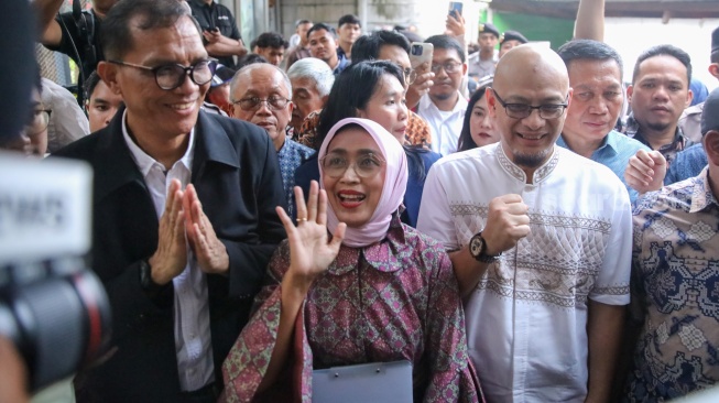 Mantan Dirut PT ASDP Indonesia Ferry Persero, Ira Puspadewi (tengah) bersama Muhammad Yusuf Hadi (kiri) dan Harry Muhammad Adhi Caksono (kanan) berjalan keluar dari gedung Rutan KPK di kawasan Kuningan, Jakarta, Jumat (28/11/2025). [Suara.com/Alfian Winanto] 
