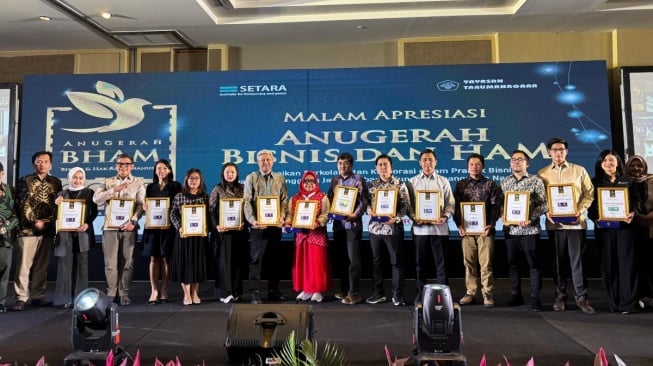 Sustainability Manager Harita Nickel, Alexander Lieman (Kedua dari kanan) bersama para penerima piagam Business and Human Rights (BHAM) Award dari SETARA Institute pada Rabu (26/11/2025) di Jakarta. [Dok]