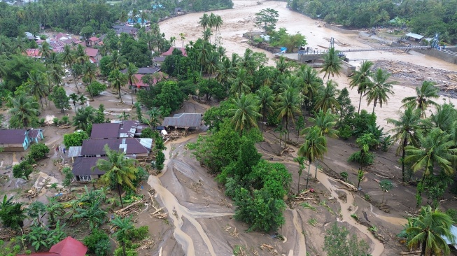 Foto udara kawasan terdampak banjir bandang di Lubuk Minturun, Padang, Sumatera Barat, Kamis (27/11/2025). [ANTARA FOTO/Iggoy el Fitra/foc]
