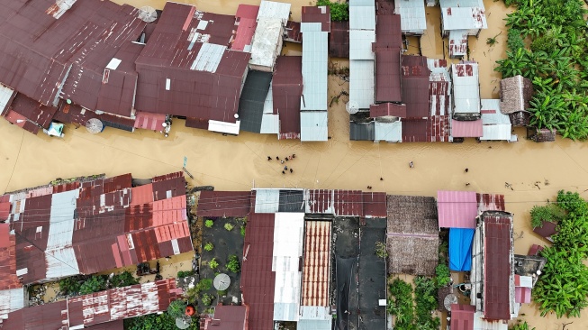 Foto udara permukiman penduduk yang terendam banjir di Desa Teupin Peuraho, Arongan Lambalek, Aceh Barat, Aceh, Kamis (27/11/2025). [ANTARA FOTO/Syifa Yulinnas/foc].
