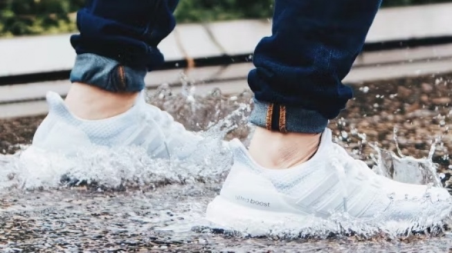 5 Sepatu Lari dengan Fitur Waterproof Cocok untuk Musim Hujan