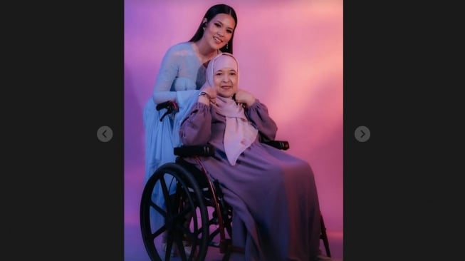 Kenangan Raisa bersama sang ibu, Ria Mariaty yang meninggal dunia akibat kanker paru pada Sabtu (29/11/2025). [Instagram]