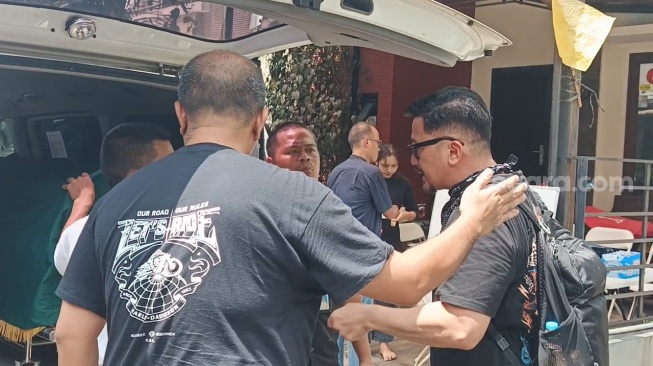 Tiba di Rumah Duka, Ferry Maryadi Ikut Gotong Keranda Mayat Gary Iskak