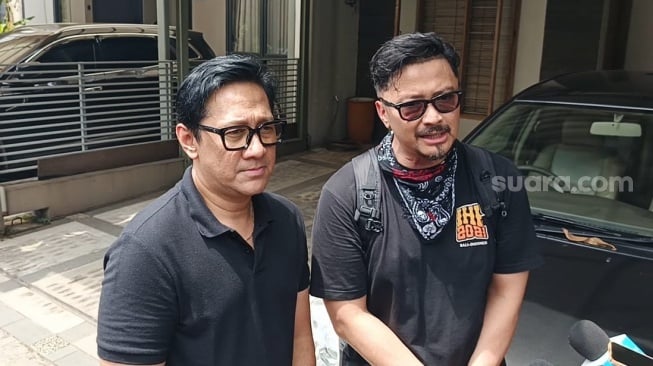 Andre Taulany dan Ferry Maryadi melayat ke rumah duka Gary Iskak di kawasan Bintaro, Jakarta Selatan, Sabtu (29/11/2025). Gary meninggal dunia karena kecelakaan motor. [Rena Pangesti/Suara.com]