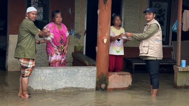 Petugas Satuan Pelayanan Pemenuhan Gizi (SPPG) membagikan makanan untuk warga yang menjadi korban banjir di Sumatera Utara. [Dok. BGN]