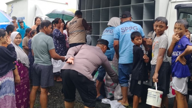 Petugas Satuan Pelayanan Pemenuhan Gizi (SPPG) membagikan makanan untuk warga yang menjadi korban banjir di Sumatera Utara. [Dok. BGN]