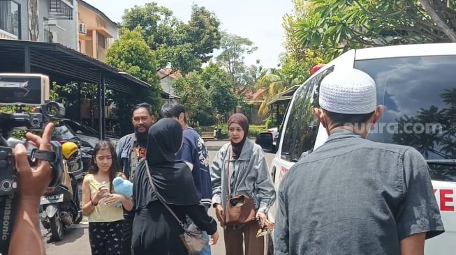 Richa Novisha, istri Gary Iskak tiba di rumah duka kawasan Bintaro, Jakarta Selatan pada Sabtu, 29 November 2025 [Suara.com/Rena Pangesti]