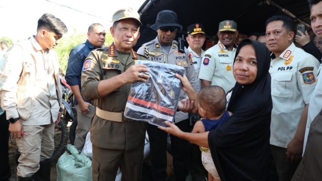 Mendagri Muhammad Tito Karnavian menyerahkan bantuan dari pemerintah pusat kepada para pengungsi (Dok: Kemendagri)