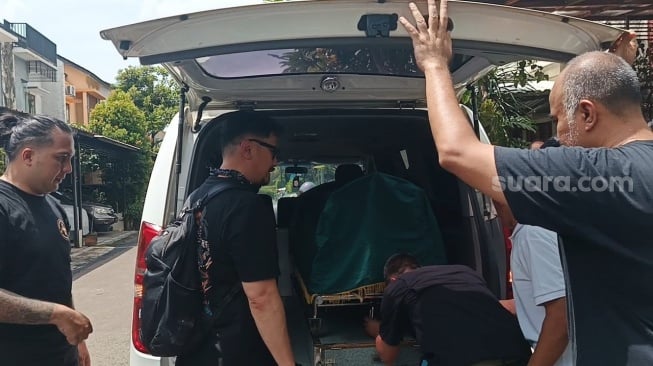 Ferry Maryadi yang turun tangan menggotong jenazah Gary Iskak di rumah duka kawasan Bintaro, Jakarta Selatan pada Sabtu, 29 November 2025 [Suara.com/Rena Pangesti]
