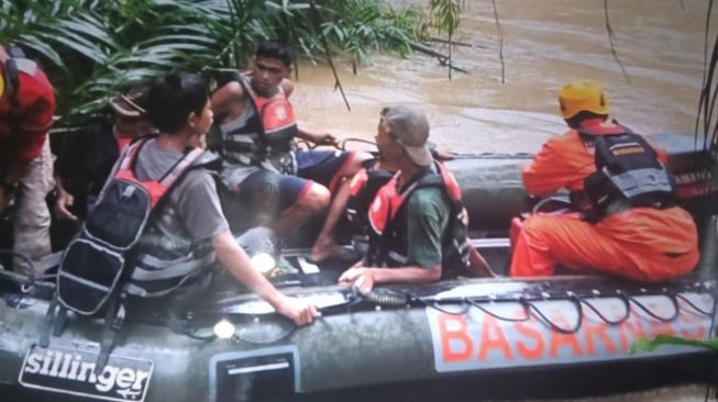 Sejumlah petugas Basarnas Padang mengevakuasi korban terdampak banjir di Anak Aia Kasiang, Nagari Bawan, Kecamatan Ampek Nagari, Kabupaten Agam, Sumatera Barat. (ANTARA/HO-BPBD Agam)