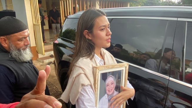Raisa saat hendak mengantar jenazah sang ibu untuk dimakamkan di di Taman Pemakaman Muslim (TPM) Gandul, Cinere, Depok pada Sabtu, 29 November 2025. [Rena Pangesti/Suara.com]