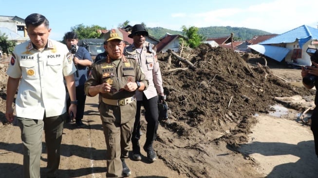 Mendagri Muhammad Tito Karnavian meninjau sejumlah titik bencana banjir bandang dan longsor di Kabupaten Pidie dan Pidie Jaya, Aceh, Sabtu (29/11/2025) (Dok: Kemendagri)