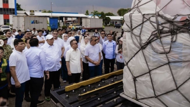 Wakil Ketua DPR RI Sufmi Dasco Ahmad, didampingi dua wakil legislatif lainnya, yakni Saan Mustopa dan Cucun Ahmad Syamsurizal, memberangkatkan kargo pesawat berisi bantuan untuk bencana alam di Sumatera, Minggu (30/11/2025). [Suara.com]