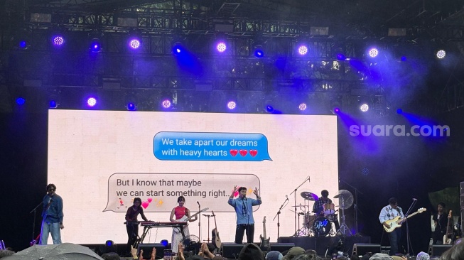 Grup band Reality Club saat tampil di Joyland Sessions hari kedua, Minggu, 30 November 2025. [Suara.com/Tiara Rosana]