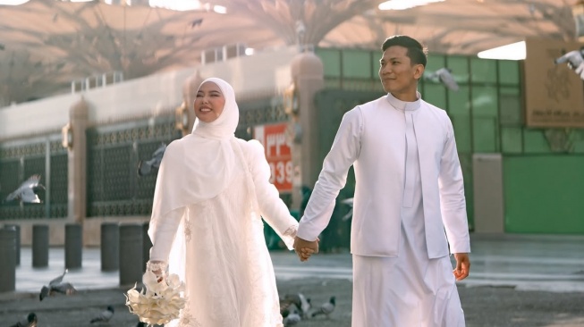 Selain Dara Arafah, 8 Artis Indonesia Ini Juga Menikah di Tanah Suci