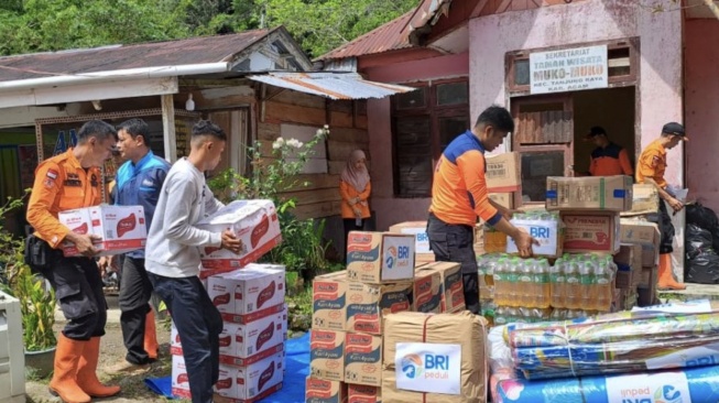BRI Peduli Salurkan Perahu Karet dan Paket Makanan untuk Korban Bencana di Padang