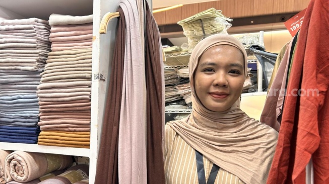 Tips Pilih Hijab untuk Liburan: Pashmina Rayon Bambu Paling Dicari Gen Z