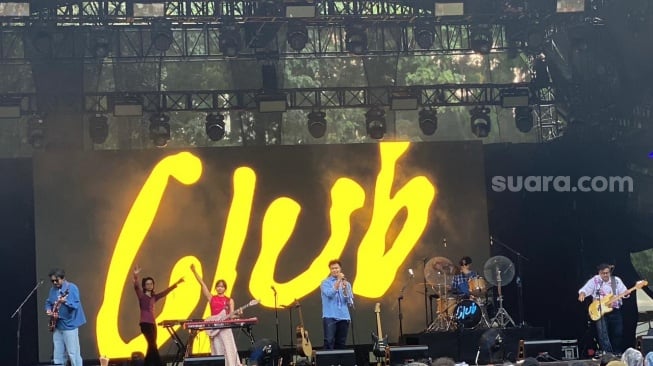 Grup band Reality Club saat tampil di Joyland Sessions hari kedua, Minggu, 30 November 2025. [Suara.com/Tiara Rosana]