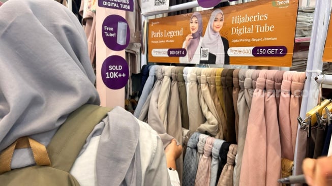 Koleksi tenant Elita Hijab dalam Bazar Locallove. (Suara.com/Dini Afrianti)