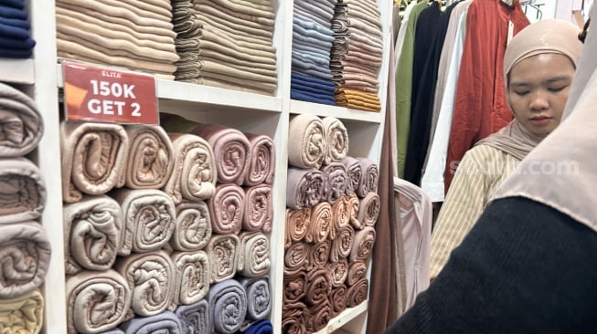 Koleksi tenant Elita Hijab dalam Bazar Locallove. (Suara.com/Dini Afrianti)