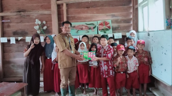 Setiap Hari Tempuh 2 Jam dan Jalan Kaki 3 KM, Kisah Armani Guru SD Pelosok di Pandeglang Banten