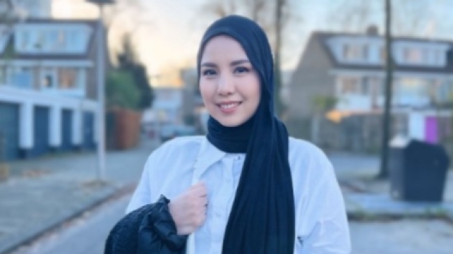 Tya Ariestya Kena Sentil saat Takziah ke Rumah Duka Mendiang Gary Iskak