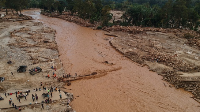 Foto udara kondisi jalan yang putus akibat banjir bandang di Desa Aek Garoga, Kecamatan Batang Toru, Kabupaten Tapanuli Selatan, Sumatera Utara, Minggu (30/11/2025). [ANTARA FOTO/Yudi Manar/nz]