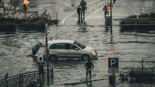 Apakah Mobil Listrik Aman Terkena Banjir? Ini Pertolongan Pertamanya